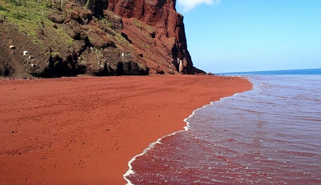 Red-Beach-Kaihalulu-la-plage-de-sable-rouge-Hawaii
