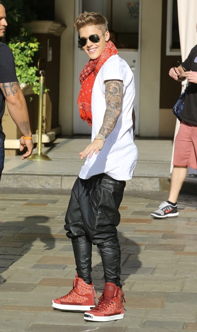 Justin Bieber leaving the Four Seasons wearing a scarf - Part 2