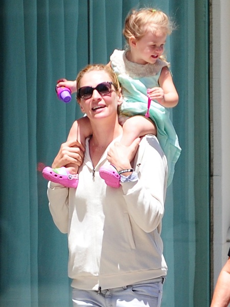 Uma Thurman Window Shopping While Carrying Luna On Her Shoulders