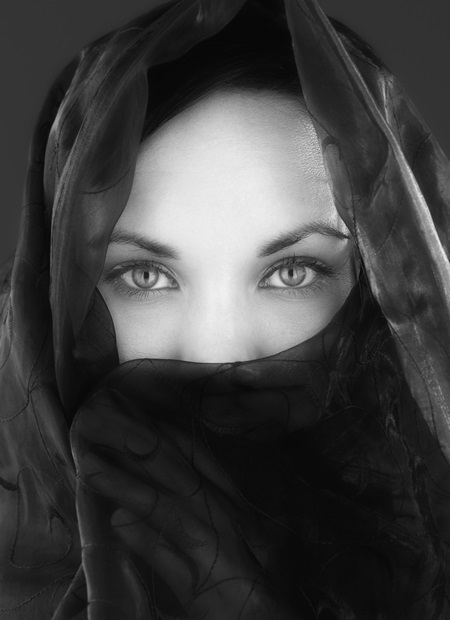 Close up of woman wearing veil --- Image by © Colin Anderson/Blend Images/Corbis
