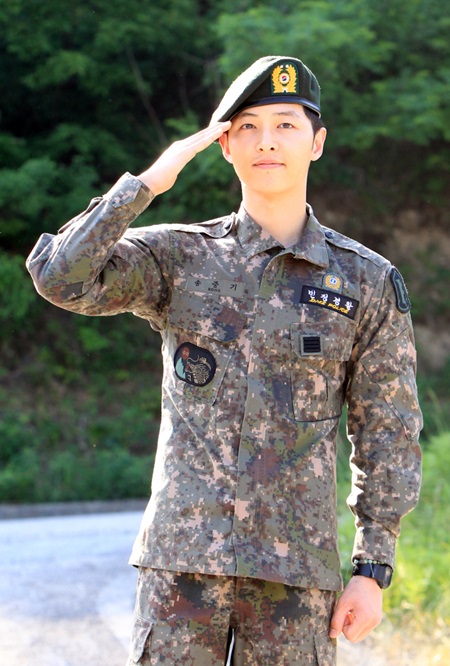 S. Korean actor Song Joong-ki discharged from Army South Korean actor Song Joong-ki salutes reporters and fans near a military unit in Goseong on South Korea's east coast on May 26, 2015, as he is discharged from the Army after spending 21 months in military service. (Yonhap)/2015-05-26 10:02:49/ 