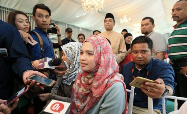 AMPANG 25 JULY 2016. Kontroversi, apabila adik perempuan bekas suami kepada isteri kedua pelakon Adi Putra hadir semasa majlis sidang media di Casa Ombak Ampang. NSTP/HASRIYASYAH SABUDIN *** Local Caption ***