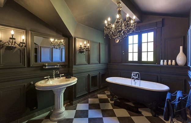 3736B54400000578-3739869-Bathe_in_luxury_The_desirable_South_of_France_property_boasts_fo-a-10_1471189458125