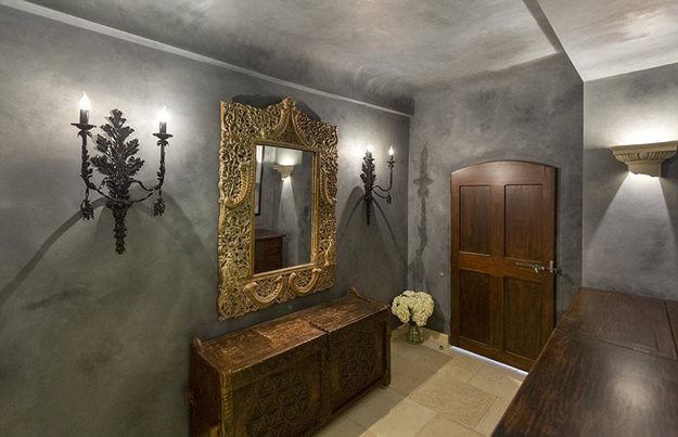 3736B61300000578-3739869-The_property_has_been_substantially_renovated_but_retains_its_19-a-9_1471189458110
