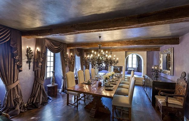 3736B7B700000578-3739869-Come_dine_with_us_Inside_the_formal_dining_room_at_the_Beckhams_-a-6_1471189457996