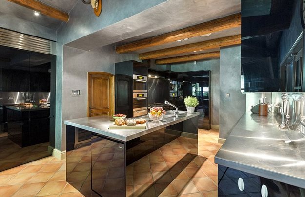 3736B9BE00000578-3739869-Renovation_The_fully_equipped_modern_kitchen_and_breakfast_room_-a-5_1471189457911