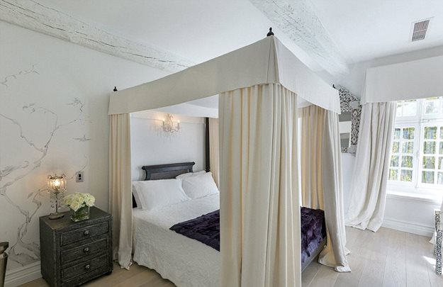 3736BB0100000578-3739869-Choice_of_bedrooms_Another_of_the_property_s_rooms_boasts_this_s-a-15_1471189458315