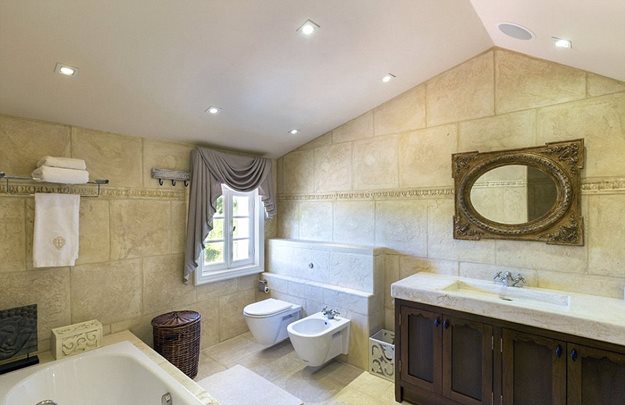 3736BBAE00000578-3739869-The_modern_decor_which_the_Beckhams_splashed_5million_on_reflect-a-12_1471189458204 (1)