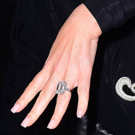 EXCLUSIVE: ***PREMIUM EXCLUSIVE RATES APPLY***NO WEB UNTIL 1.30AM PST, JANUARY 23, 2015*** Newly-engaged Mariah Carey shows off her huge engagement ring as she steps out with James Packer in New York City. Billionaire Packer popped the question in front of Mariah's closest friends at a private dinner at Eleven Madison Park. Photos taken on January 21st 2016 Pictured: AB Ref: SPL1213219  220116   EXCLUSIVE Picture by: 247PAPS.TV / Splash News Splash News and Pictures Los Angeles:310-821-2666 New York:212-619-2666 London:870-934-2666 photodesk@splashnews.com 