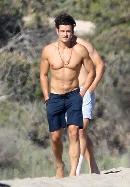 orlando-bloom-shirtless-beach-pictures-july-2016