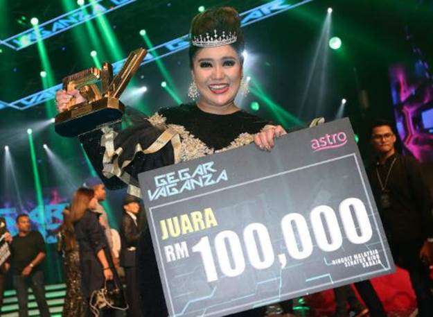 SHAH ALAM 04 DECEMBER 2016. Juara Gegar Vaganza Musim Ketiga, Azharina Azhar bersama trofi dan hadiah pada Konsert Akhir Gegar Vaganza musim ketiga di Auditorium MBSA. NSTP/ADI SAFRI