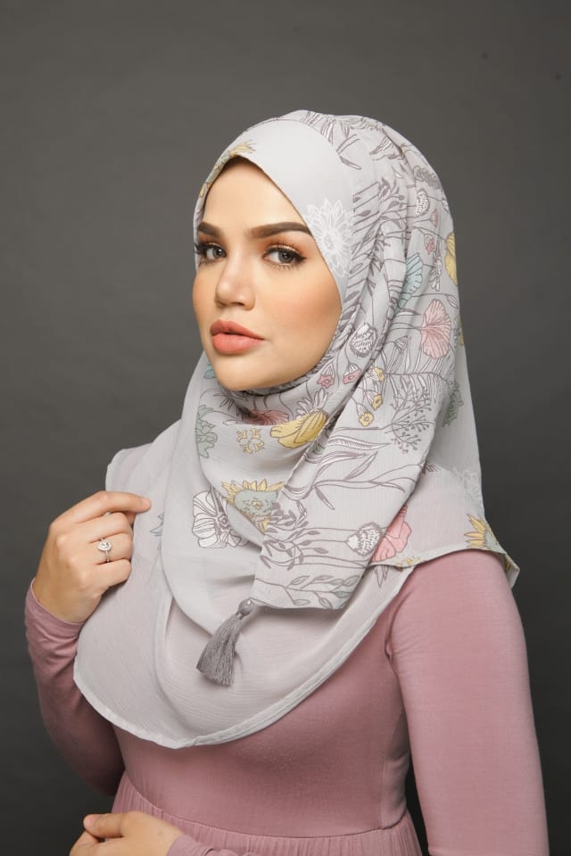 Tudung Bercetak Atau Biasa – Mana Yang Lebih Baik Untuk Solekan Tebal?