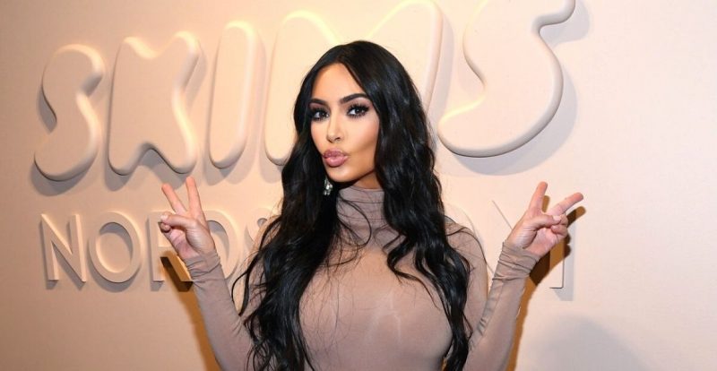 Kim Kardashian ‘Kantoi’ Sunting Bahagian Pinggang Dalam Video Skims