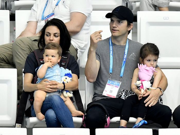 Ashton Kutcher & Mila Kunis Akui Jarang Mandi, Hanya Cuci Alat Sulit