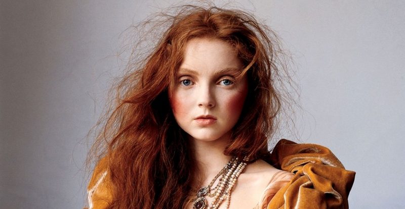 Lily Cole Dikecam Kerana Menyarung Burka Biru Seperti Wanita Afghan