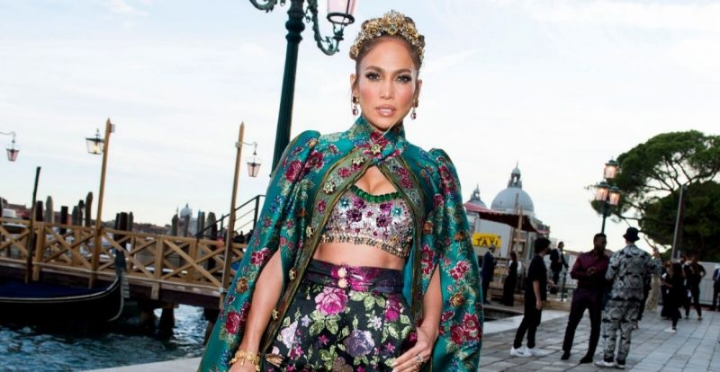 Jennifer Lopez Alami Momen Fesyen Memalukan Di Acara Dolce & Gabbana