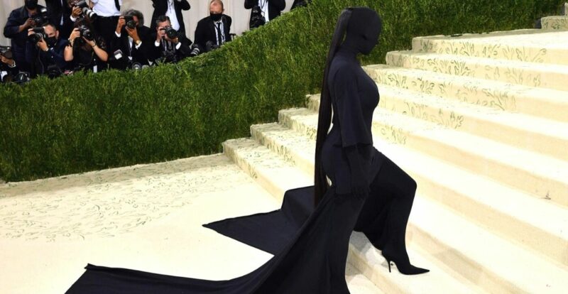 Penampilan Kim Kardashian Di Met Gala 2021 Menjadi ‘Meme’ Hangat Di Twitter