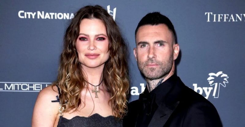 Behati Prinsloo Tampil Beri Sokongan Terhadap Adam Levine
