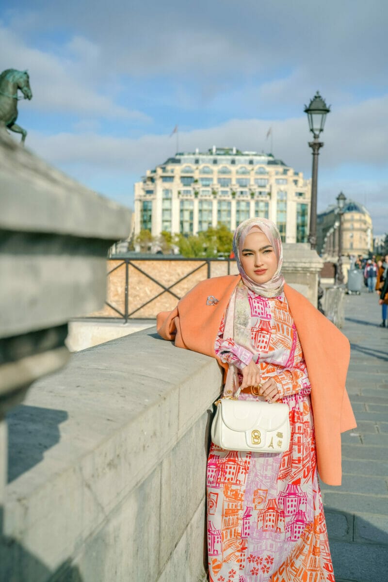 Elfira Loy Jalani Kehidupan Emily In Paris Dengan Koleksi Baharu Buttonscarves