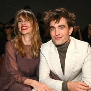 Penampilan Pertama Robert Pattinson & Suki Waterhouse Sebagai Pasangan Kekasih