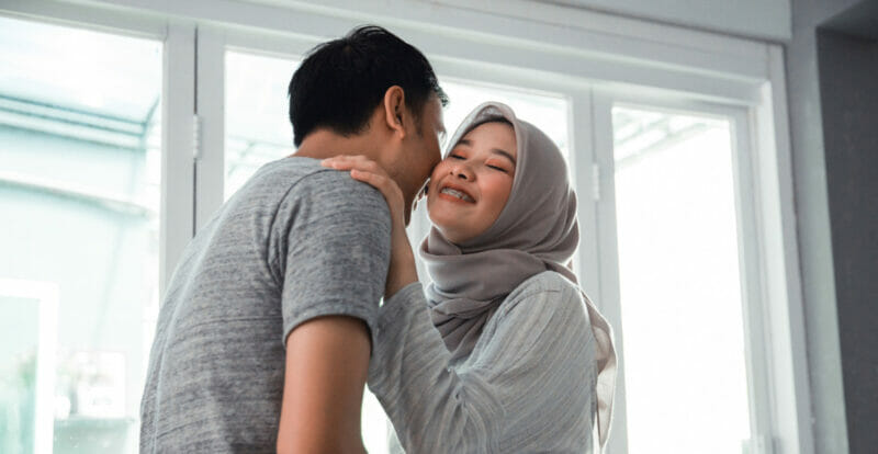 7 Kebaikan Ciuman Bibir Pada Kesihatan Suami Isteri