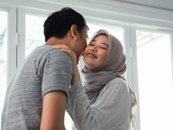 7 Kebaikan Ciuman Bibir Pada Kesihatan Suami Isteri